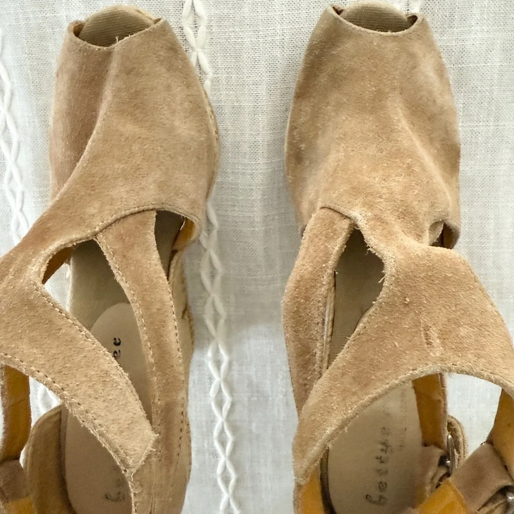 Bettye Muller Women’s Tan Suede Wedge Platform /Espadrille Shoes Size 9.